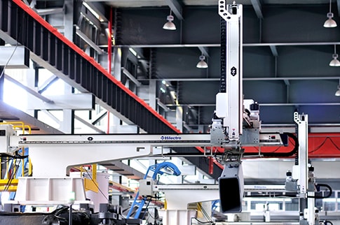 Sepro robot removing molded parts from an injection molding machine