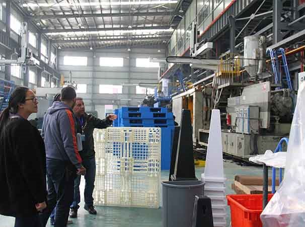 XDPC engineer explaining production lines to visiting international buyers